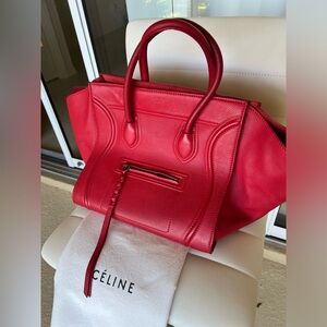 Authentic Celine bag in a excellent condition 
Size: Large.